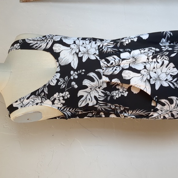 NWT Black & white babydoll dress, lightweight, swimsuit cover-up with pockets - Picture 2 of 6